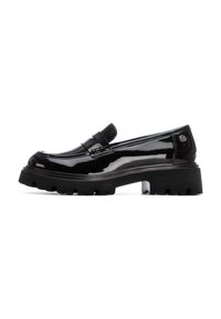 Mocasines de charol negro con una suela gruesa y estriada, acabado suave y una correa de cuero en la parte superior con un detalle de logo en el costado.