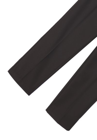 Pantaloni neri su misura con una texture liscia e gambe dritte. Presentano linee semplici e pulite senza decorazioni o motivi.