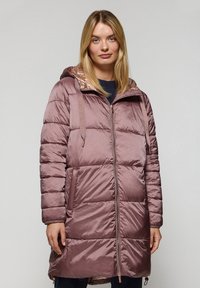 Lungo cappotto imbottito in mauve, con zip frontale, cappuccio e dettaglio del logo. Tessuto liscio con sezioni trapuntate e tasche laterali.