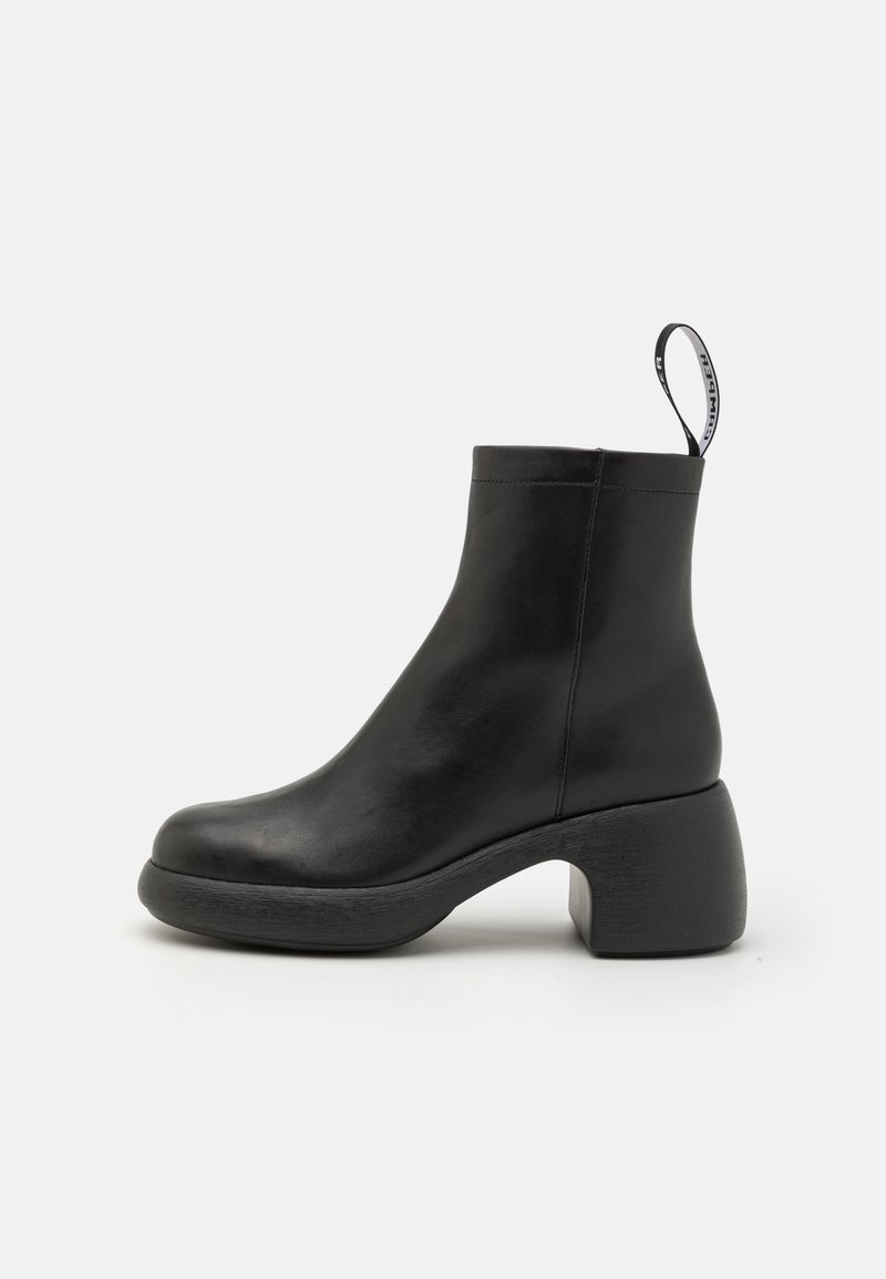 Sorte lær ankle boot med rund tå og bred blokkhæl. Har en trækflik og glat tekstur med minimalistisk design.