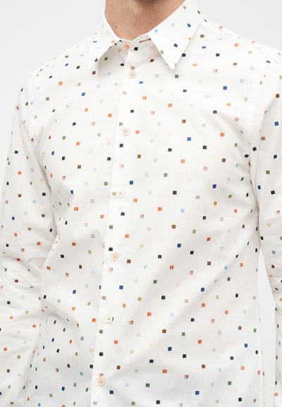 Λευκό πουκάμισο με μακριά μανίκια και κουμπιά, με πολύχρωμο μικρό τετράγωνο σχέδιο, που φοριέται από ένα άτομο, με ορατό λαιμό και κορμό.