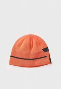 Beanie lavorato a maglia arancione con finitura testurizzata, caratterizzato da una striscia orizzontale nera e un dettaglio grafico a contrasto nero su un lato.