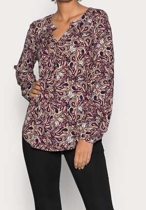 Blouse à manches longues, couleur bordeaux, avec un motif paisley, dotée d'un décolleté en V et de détails de boutons au col. Fabriquée en tissu léger.