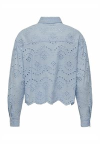 Camiseta corta de color azul claro con intrincado bordado de ojetes, mangas largas y puños abotonados. Presenta un dobladillo y un cuello con borde ondulado.