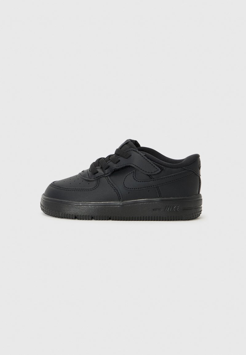 Černé kožené sneakers s kulatou špičkou, šněrováním vpředu, texturovaným povrchem, perforovanými detaily na špičce a gumovou podešví s logem.