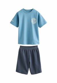 Lyseblå bomulds-T-shirt med rund halsudskæring og NYC-grafik på brystet, kombineret med mørkegrå shorts med elastisk linning.