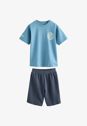 Svetlomodré bavlnené tričko s okrúhlym výstrihom, potlačou NYC na hrudi, skombinované s tmavosivými šortkami s elastickým opaskom.
