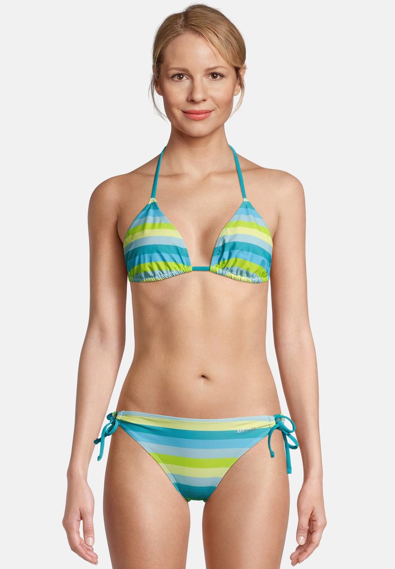 Bikini rayé en bleu, vert et jaune. Le haut présente un design triangulaire avec des liens autour du cou ; le bas dispose de liens latéraux ajustables.