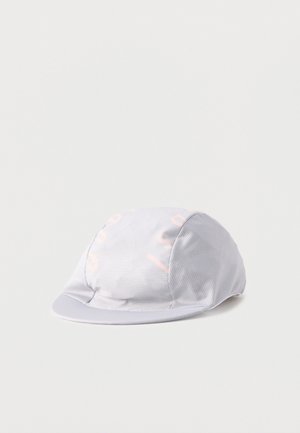 Gorra de ciclismo de tela color gris claro con una visera corta y curva y un sutil patrón de texto en los paneles, mostrada sobre un fondo liso.