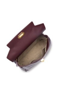 Borsa in pelle bordeaux con design strutturato, dotata di una chiusura in metallo dorato e un interno liscio beige con tasca con zip.