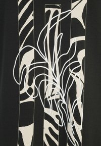 Schwarzer Stoff mit einem weißen Blumenmuster und geschwungenen Linien, überlagert von abwechselnden gestreiften Mustern in Creme und Beige.