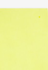 Tissu jaune vif avec un petit bouton rond jaune cousu près du coin supérieur droit.