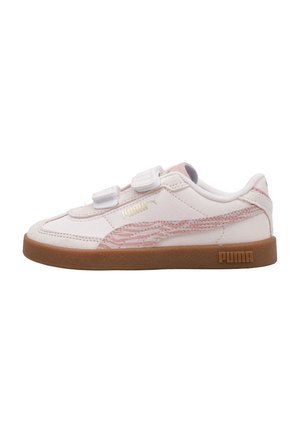 Zapatilla deportiva baja para niño en rosa claro con doble cierre de velcro blanco, suela marrón y franja rosa con el logo de Puma en el lateral.
