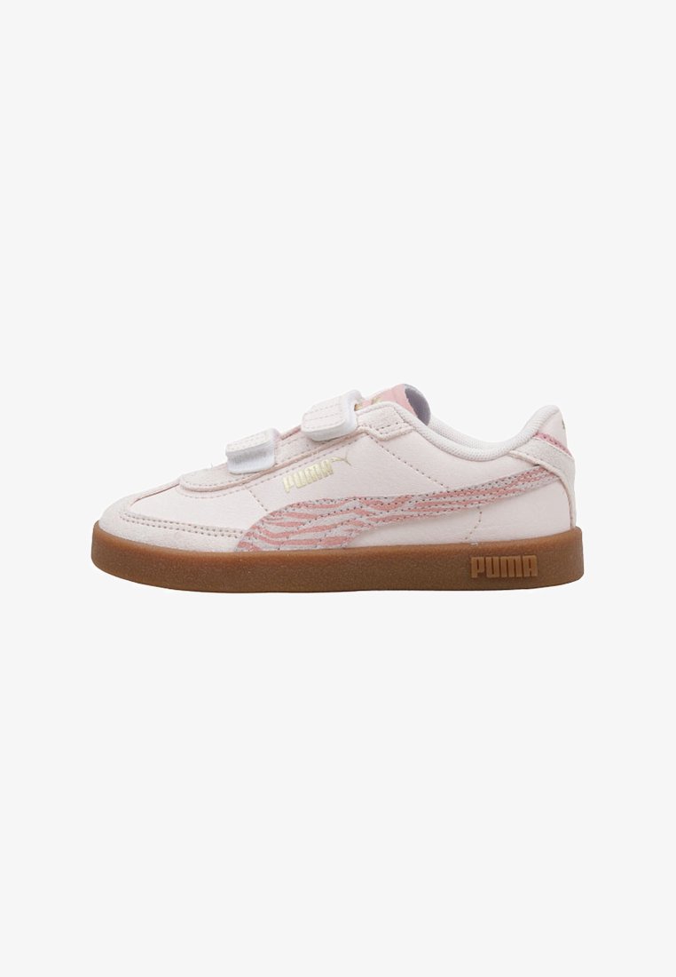 Baskets basses enfant en rose clair avec double bride velcro blanche, semelle marron et bande rose avec logo Puma sur le côté.