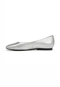 Ballet flat argento con esterno in pelle texturizzata, punta appuntita, suola nera bassa e design senza cuciture, adatta per varie occasioni.