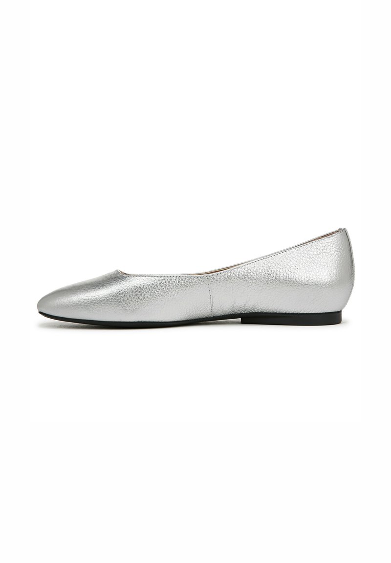 Ballet flat argento con esterno in pelle texturizzata, punta appuntita, suola nera bassa e design senza cuciture, adatta per varie occasioni.