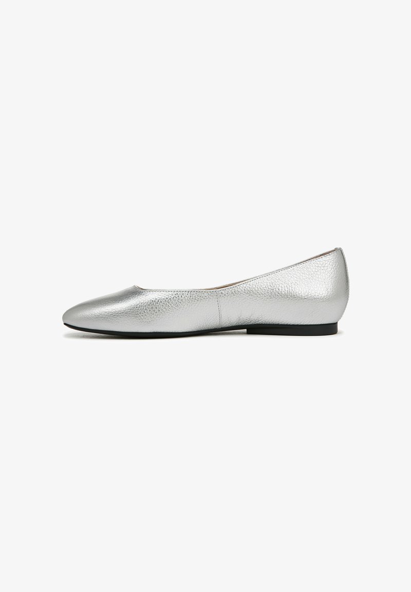 Ballet flat argento con esterno in pelle texturizzata, punta appuntita, suola nera bassa e design senza cuciture, adatta per varie occasioni.