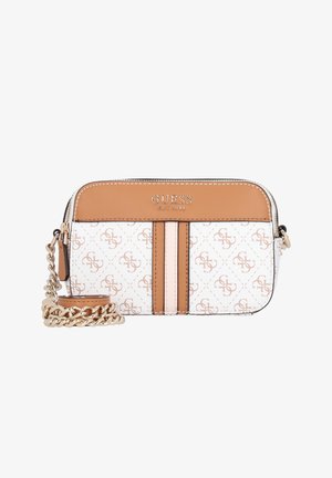 Sac bandoulière compact Guess en blanc et beige avec motif logo, bandoulière chaîne dorée et détail rayure verticale à l'avant.