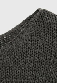 Nahaufnahme eines dunkelgrauen Stoffs mit einem offenen, geschlungenen Textur, die detaillierte verflochtene Fadenmuster zeigt.
