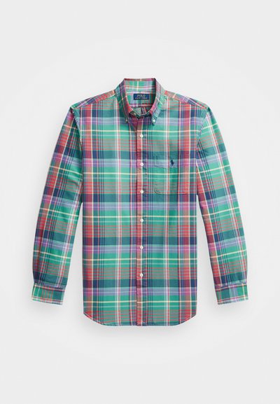Hosszú ujjú gombos ing zöld, piros, lila és fehér kockás mintával, valamint egy mellzsebbel, fehér háttéren.