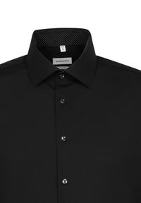 Zwarte shirt met een spitse kraag, knoopsluiting aan de voorkant en een stippenpatroon op de binnenkraag. Gemaakt van gladde stof.