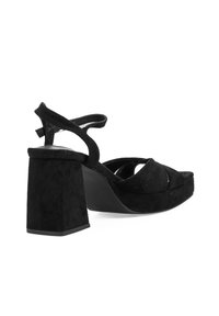 Sandalias de tacón alto de ante negro con punta redondeada, tacón de bloque en ángulo y diseño de tiras entrelazadas en el empeine.