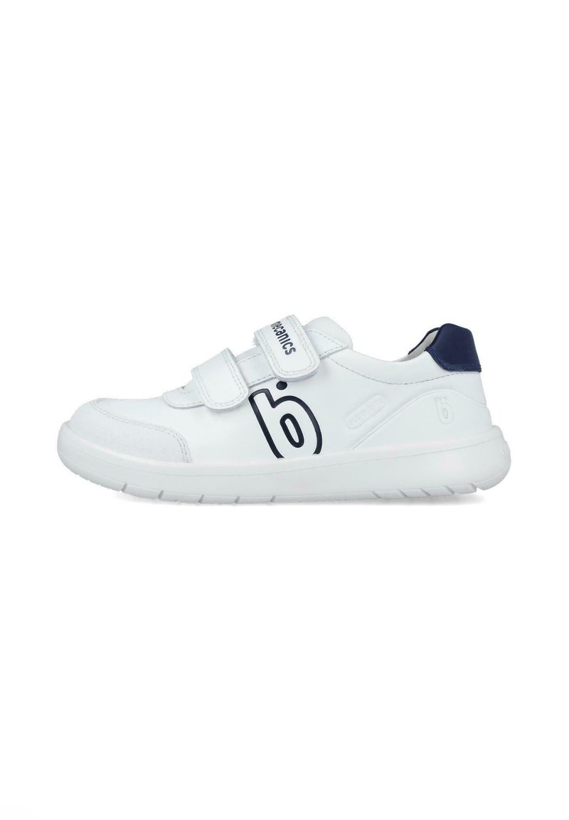 Zapatillas deportivas blancas con un upper de cuero liso, dos correas de velcro, acento en el talón en color marino y logo negro en el lateral. Suela de goma con patrón de tracción.