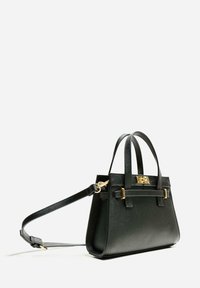 Borsa nera con texture e accessori in oro, dotata di doppi manici superiori e una tracolla rimovibile. Forma strutturata con chiusura a gancio.
