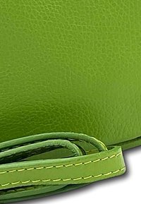 Groene, textuurachtige leren tas met een gladde afwerking. Voorzien van een gevouwen schouderband met contrasterende gele stiksel. Compact ontwerp met afgeronde hoeken.