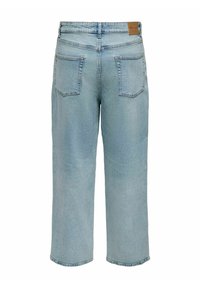 Jean en denim bleu clair à jambes larges avec deux poches arrière et un patch de marque en cuir marron sur la ceinture.