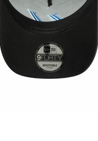 Schwarze verstellbare Kappe mit flacher Krempe. Mit einem runden Etikett, das "9FORTY" und "NEW ERA" zeigt. Das Innere besteht aus grauem Stoff mit blauen Streifen.