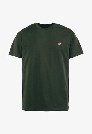 Donkergroen katoenen T-shirt met korte mouwen, ronde hals en een klein geel olifantenlogo op de linkerborst. Soepele textuur.