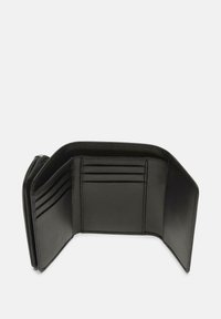 Czarny skórzany portfel z wieloma kieszeniami na karty, przegrodą na zamek oraz gładką teksturą. Otwarty design ułatwiający dostęp do zawartości.