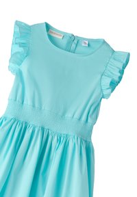 Ein ärmelloses Kleid in helltürkis, mit Rüschenärmel, einem smockierten Taillenbund und einem fließenden Rock. Der Stoff wirkt glatt und leicht.