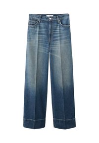 Široké modré džíny z denimu s prednými záhybmi, zapínaním na gombík, pútkami na opasok a vybledlým prádlem v oblasti stehna a dolnej časti nohy.