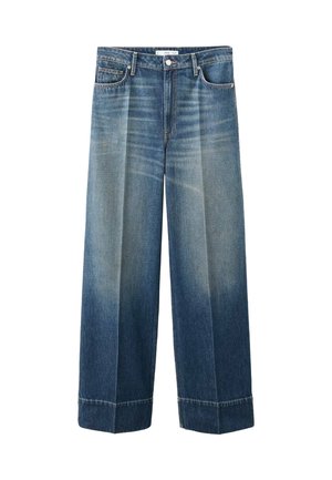 Pantalones vaqueros de tiro ancho en denim azul con pliegues en la parte frontal, cierre de botón, trabillas para cinturón y lavado descolorido en las áreas del muslo y la parte inferior de las piernas.