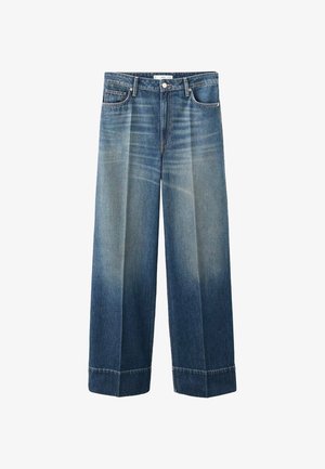 Jean en denim bleu à jambes larges avec plis sur le devant, fermeture à bouton, passants de ceinture, et délavage sur les cuisses et le bas des jambes.