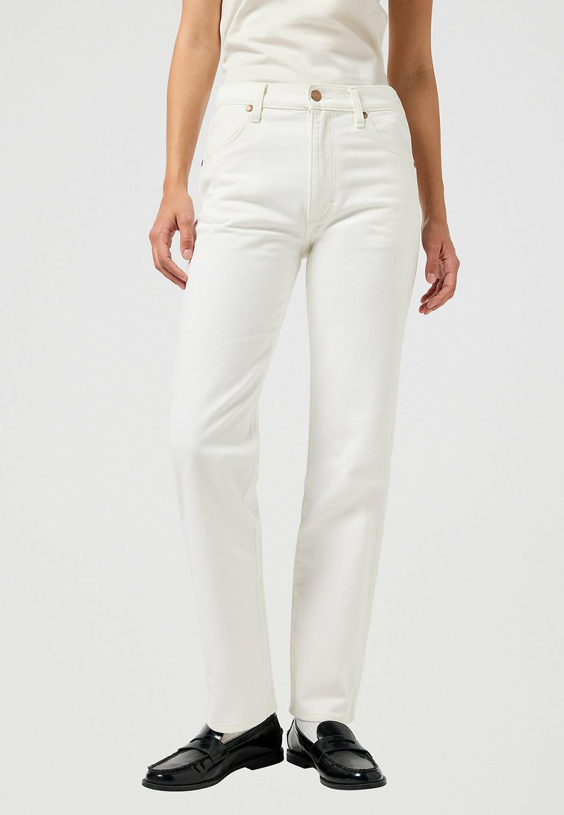 Jeans de mezclilla blanca con corte recto, cinco bolsillos, herrajes de cobre y cierre de botón. Textura suave y diseño clásico.