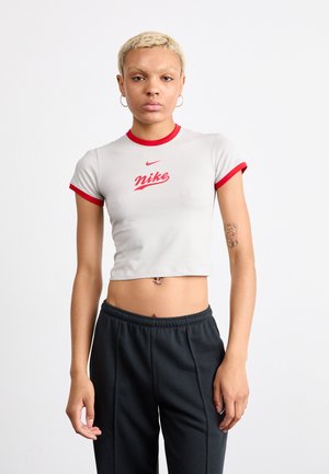 Nike Sportswear TEE - Print T-shirt - light iron ore/fire red