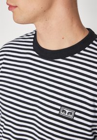 Obey Clothing ESTABLISHED WORKS EYES - Apdrukāts T-krekls - black multi