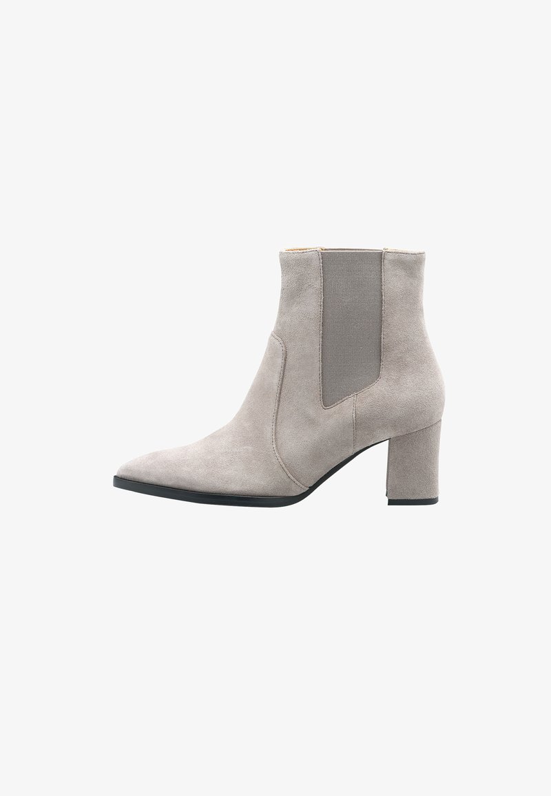 Bottine en daim gris avec un bout pointu, des panneaux latéraux élastiques et un talon épais. Texture lisse, design minimaliste, sans ornements.