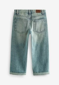 Jean en denim bleu clair avec un ourlet roulé, présentant deux poches arrière et une étiquette en cuir marron à la taille, avec une texture délavée.