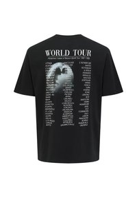 Camiseta de algodón negra con un gran gráfico de "MUNDIAL TOUR", con nombres de ciudades en texto blanco. Corte casual y mangas cortas.