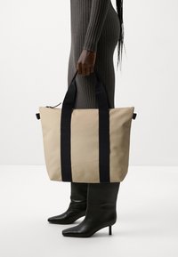 Rains - TOTE BAG MINI UNISEX - Velika torba - sand Minijatura 1