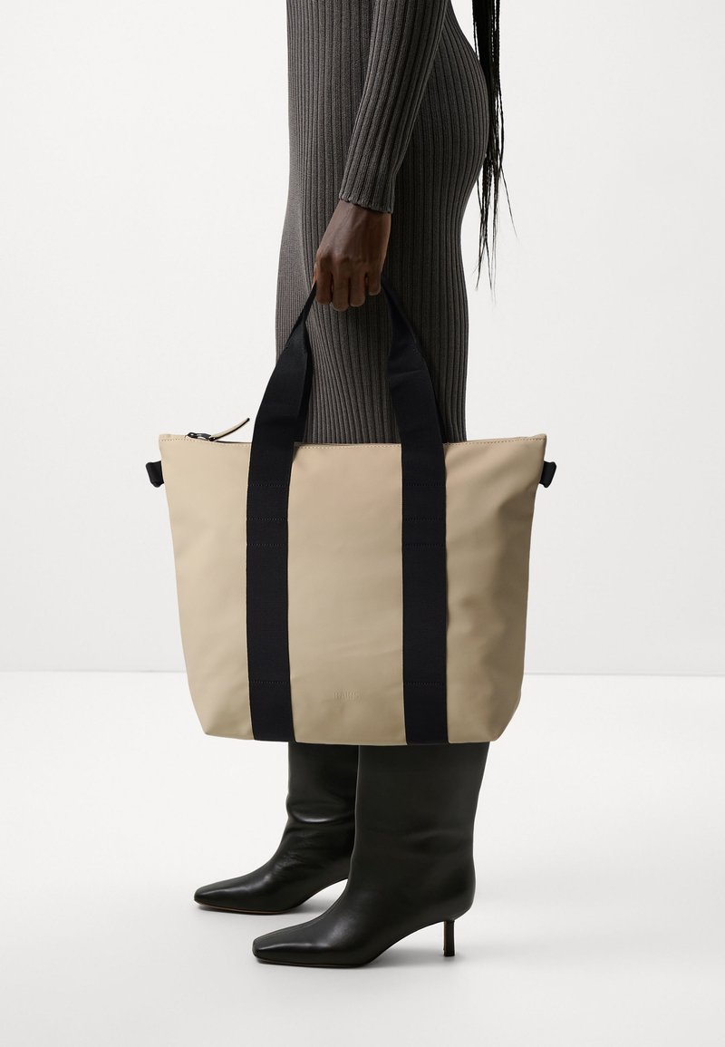 Rains - TOTE BAG MINI UNISEX - Shopping Bag - sand, Vergrößern