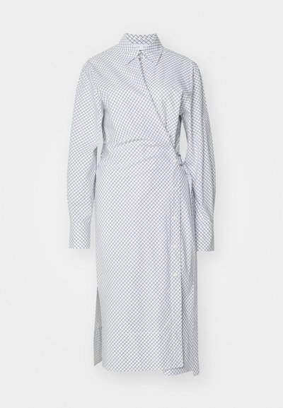 Pikad varrukad, ümbermähitav kleit valgest kangast, millel on sinine geomeetriline ruuduline muster. Omab nööbiga kinnistust, kraega kaelust ja külgmist lõhikut.