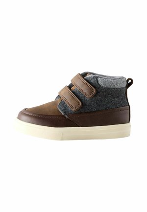 Braune und graue Mid-Top-Schuhe mit Klettverschlüssen, aus Leder und Filzmaterialien, mit strukturierten Akzenten und einer cremefarbenen Gummisohle.