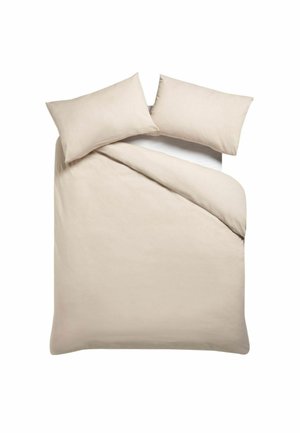 Beiger Bettbezug mit passenden Kissenbezügen auf einem weißen Bett, mit einer Ecke der Bettdecke, die leicht zurückgefaltet ist.