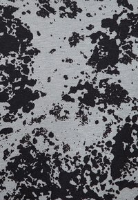 Černá a šedá tkanina s texturovaným, abstraktním vzorem ve formě skvrn. Povrch je hladký a mírně lesklý.