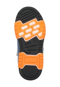 Schoenbuitenzool met een zwarte rubberen basis, voorzien van oranje en witte tractionpatronen, gestructureerde secties en een ronde hak voor grip.